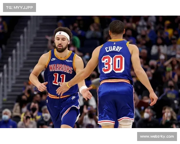 库里圣诞大战穿上KT11致敬汤普森，淡蓝色战靴引热议