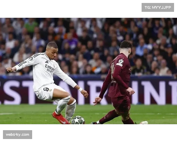 通讯：瓦伦西亚主场绝杀后，球迷涌入广场庆祝欧冠资格在望